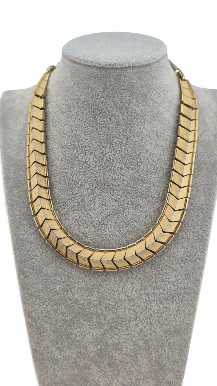 Vintage Lisner Gold Tone Articulated Chevron Necklace Adjustable 13-16 In
